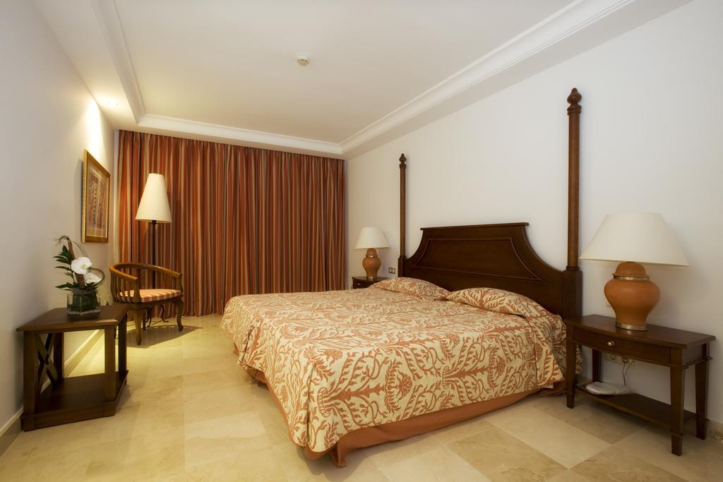 Bahia Beach Apartments Estepona Oda fotoğraf