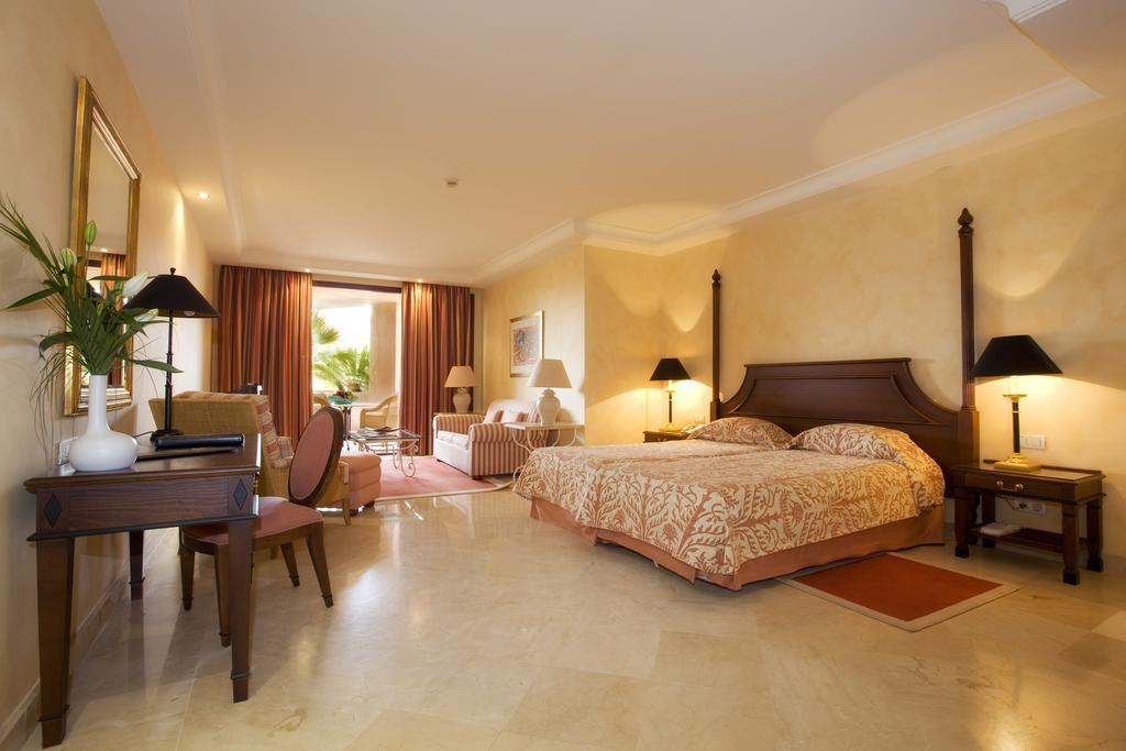 Bahia Beach Apartments Estepona Oda fotoğraf