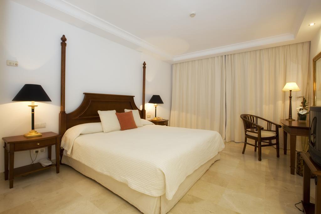Bahia Beach Apartments Estepona Oda fotoğraf