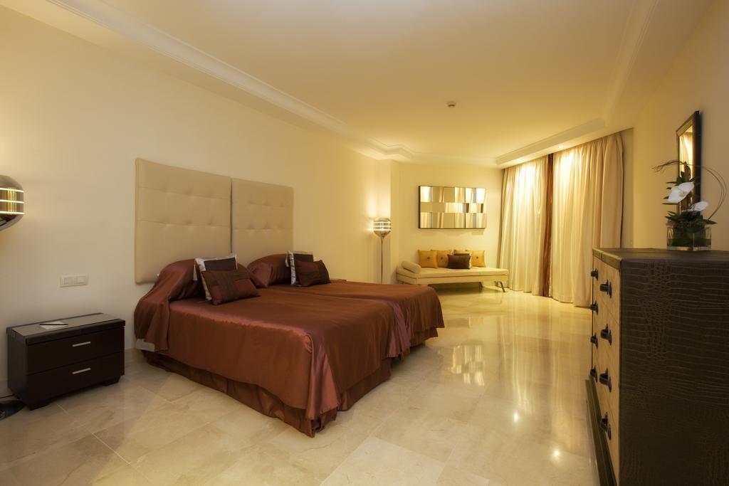 Bahia Beach Apartments Estepona Oda fotoğraf